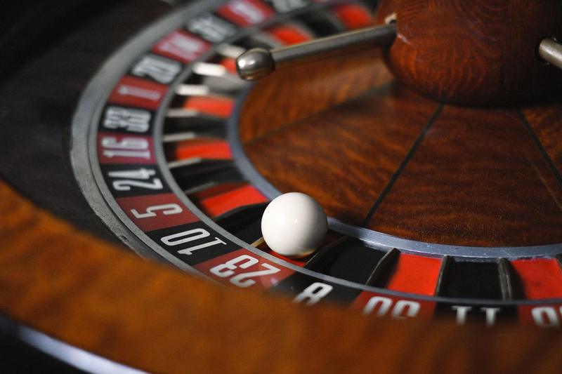 Roda roulette dengan angka hitam dan merah