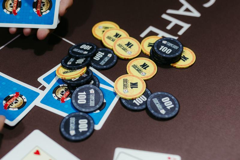 Chip poker dan kartu di atas meja Texas Hold'em