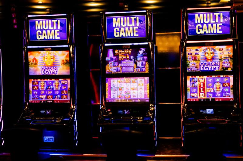 Barisan mesin slot menyala di kasino