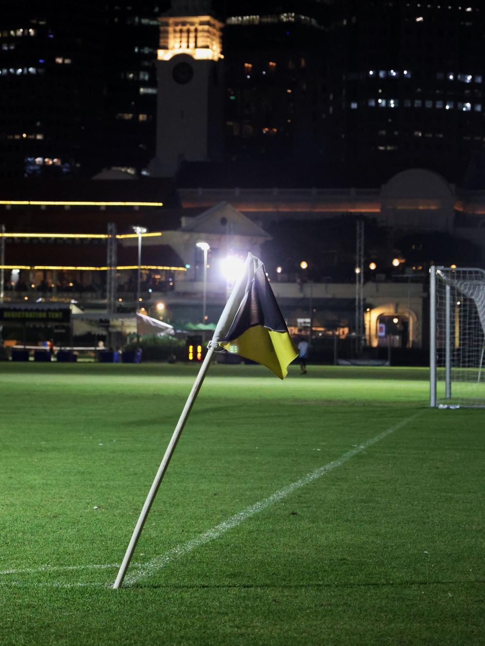 Stadion sepak bola menyala di malam hari