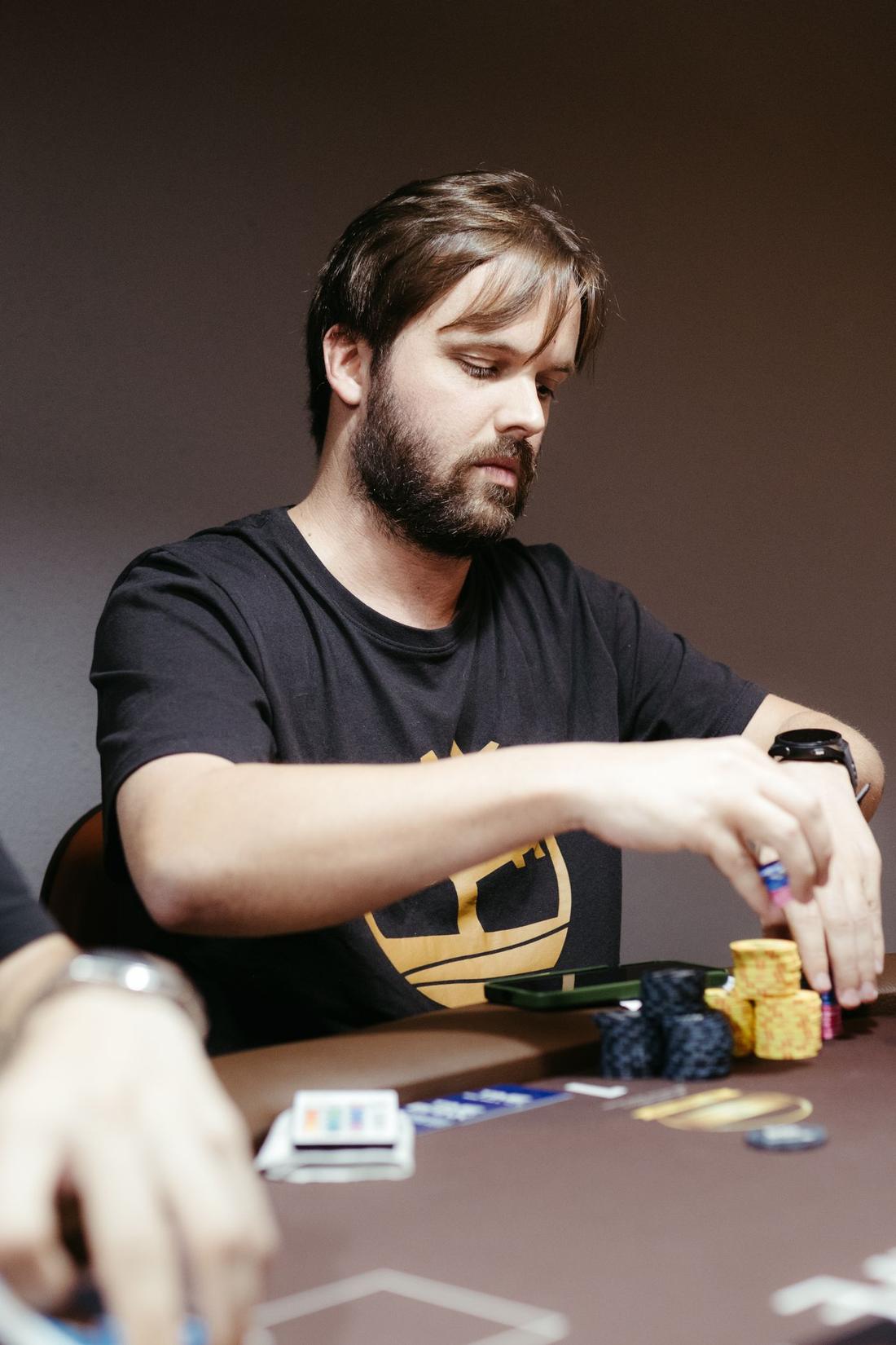 Pemain poker menyusun chip di meja kasino