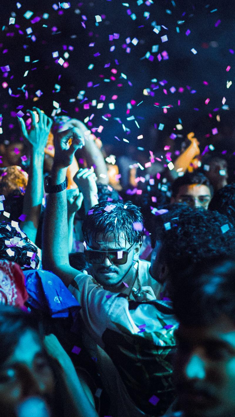 Suasana perayaan dengan confetti berwarna